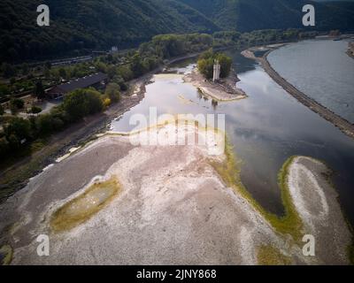 Bingen, Germania. 14th ago, 2022. L'isola del Reno, che ospita anche il Bingen Mäuseturm, è attualmente accessibile a piedi a causa della bassa acqua (fotografia aerea scattata con un drone). Tuttavia, l'amministrazione delle vie navigabili e delle spedizioni sottolinea che si tratta della loro sede e che l'accesso è vietato. Credit: Thomas Frey/dpa/Alamy Live News Foto Stock