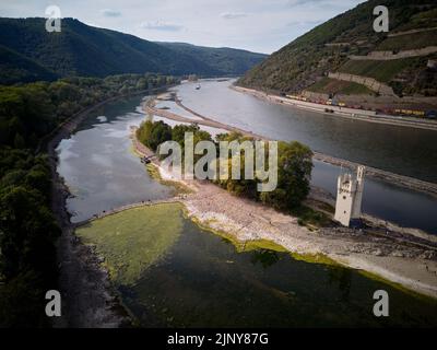 Bingen, Germania. 14th ago, 2022. L'isola del Reno, che ospita anche il Bingen Mäuseturm, è attualmente accessibile a piedi a causa della bassa acqua (fotografia aerea scattata con un drone). Tuttavia, l'amministrazione delle vie navigabili e delle spedizioni sottolinea che si tratta della loro sede e che l'accesso è vietato. Credit: Thomas Frey/dpa/Alamy Live News Foto Stock