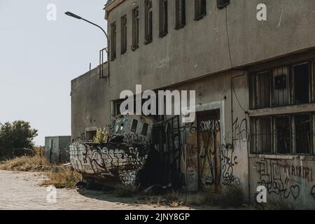 Vecchio naufragio abbandonato di pesca sul cortile industriale Foto Stock