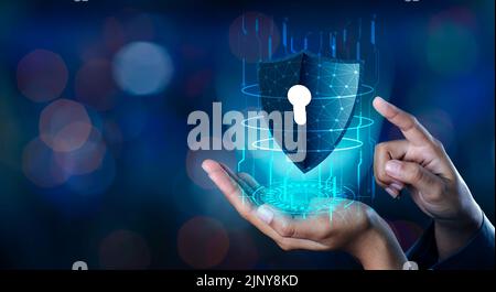 Shield con chiave all'interno su sfondo blu il concetto di cybersicurezza Internet Foto Stock