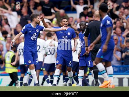 Thiago Silva di Chelsea parla con l'arbitro Anthony Taylor dopo che Tottenham ha segnato un goal di equalizzazione durante la partita della Premier League a Stamford Bridge, Londra. Data immagine: Domenica 14 agosto 2022. Foto Stock