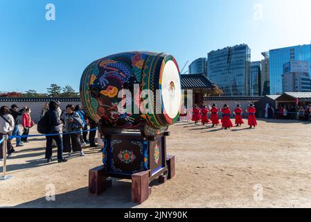 Seul, Corea del Sud - 11 aprile 2019: Un gong contro il cielo blu, il suo strumento a percussione originario dell'Asia orientale e del sud-est asiatico Foto Stock