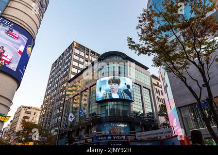 Seoul, Corea del Sud - 04 novembre 2019: Vista della strada dello shopping di Myeong-dong e luce al neon. Foto Stock