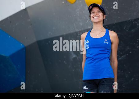 Monaco, Germania. 14th ago, 2022. Monaco di Baviera, Germania, 14th 2022 agosto: Oriane Bertone (fra) alla finale di Boulder femminile di arrampicata sportiva a Koenigsplatz ai Campionati europei di Monaco 2022 a Monaco di Baviera (Liam Asman/SPP) Credit: SPP Sport Press Photo. /Alamy Live News Foto Stock