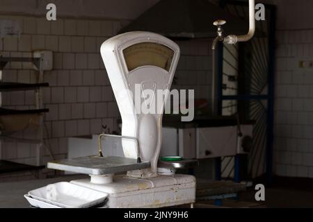 Vecchie bilance commerciali in una vecchia sala da pranzo abbandonata Foto Stock