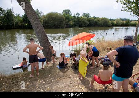 L'immagine mostra le persone che si godono il bombardiere Hoge lungo l'Oude Leie, a Deinze, Domenica 14 Agosto 2022. FOTO DI BELGA NICOLAS MAETERLINCK Foto Stock