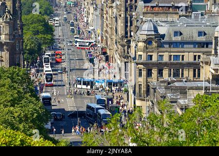 CITTÀ DI EDIMBURGO SCOZIA PRINCES STREET TRAFFICO E FOLLE AL FESTIVAL IN UNA GIORNATA CALDA IN ESTATE Foto Stock
