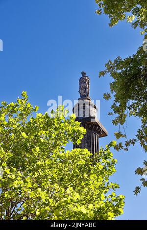 EDIMBURGO CITTÀ SCOZIA IL MONUMENTO MELVILLE IN ST ANDREW SQUARE GARDEN Foto Stock