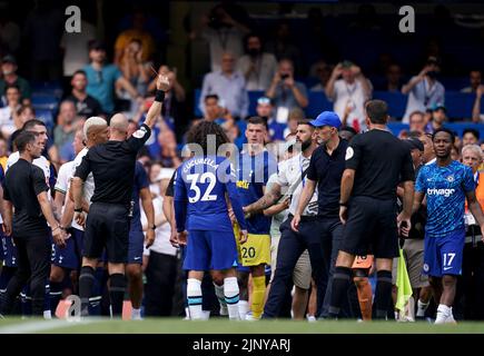 Thomas Tuchel, manager del Chelsea, viene inviato dall'arbitro Anthony Taylor durante la partita della Premier League a Stamford Bridge, Londra. Data immagine: Domenica 14 agosto 2022. Foto Stock