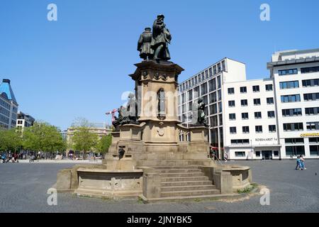 Johannes Gutenberg Monument, inaugurato nel 1858, sul Rossmarkt, opera scultorea di Eduard Schmidt von der Launitz, Francoforte, Germania Foto Stock