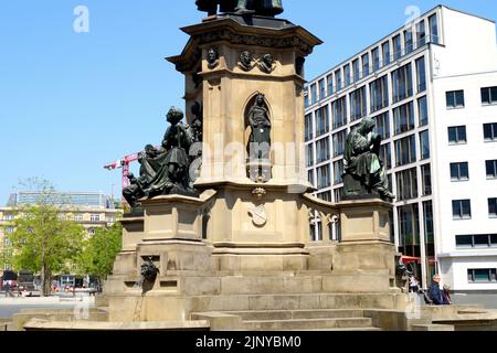 Johannes Gutenberg Monument, inaugurato nel 1858, sul Rossmarkt, dettagli del piedistallo, Francoforte, Germania Foto Stock