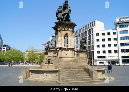 Johannes Gutenberg Monument, inaugurato nel 1858, sul Rossmarkt, opera scultorea di Eduard Schmidt von der Launitz, Francoforte, Germania Foto Stock