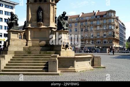 Johannes Gutenberg Monument, inaugurato nel 1858, sul Rossmarkt, dettagli del piedistallo, Francoforte, Germania Foto Stock