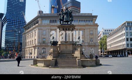 Johannes Gutenberg Monument, inaugurato nel 1858, sul Rossmarkt, opera scultorea di Eduard Schmidt von der Launitz, Francoforte, Germania Foto Stock