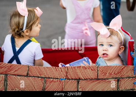 Una bambina e sua sorella che indossano orecchie da coniglietto ad una festa di Halloween a Fountain Hills, Arizona. Foto Stock