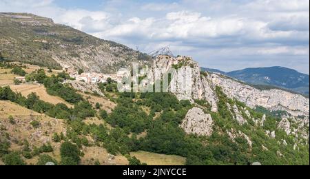 Veduta aerea del villaggio di Rougon, nel parco Gorges du Verdon. Foto Stock