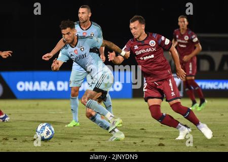 Stadio Pier Cesare Tombolato, Cittadella, 13 agosto 2022, Marius Marin (Pisa) combattuto da Enrico Baldini (Cittadella) durante IL PERIODO COME Cittadella Foto Stock