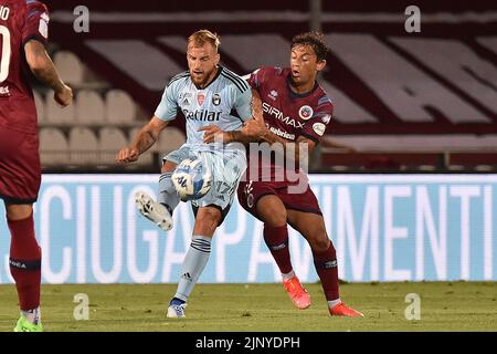 Stadio Pier Cesare Tombolato, Cittadella, 13 agosto 2022, Giuseppe Sibilli (Pisa) ostacolato da Enrico Baldini (Cittadella) durante IL PERIODO COME Cittad Foto Stock