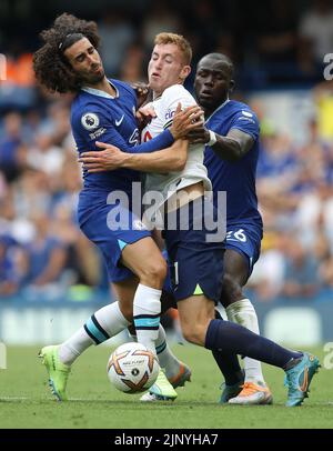 Londra, Regno Unito. 14th ago, 2022. Dejan Kulusevski di Tottenham Hotspur è sfidato da Marc Cucurella e Kalidou Koulibaly di Chelsea durante la partita della Premier League a Stamford Bridge, Londra. Il credito per foto dovrebbe essere: Paul Terry/SportimageLondon, Inghilterra, 14th agosto 2022. Durante la partita della Premier League a Stamford Bridge, Londra. Il credito dell'immagine dovrebbe essere: Paul Terry/Sportimage Credit: Sportimage/Alamy Live News Foto Stock