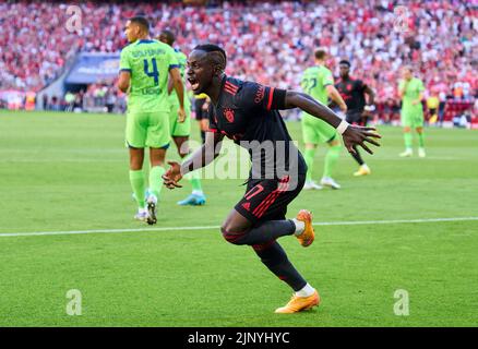 Monaco, Germania. 14th agosto, 2022. Monaco, Germania. 14th agosto, 2022. Sadio Mane (FCB 17) festeggia un gol fuori-gioco nella partita FC BAYERN München - VFL WOLFSBURG 2-0 1.German Football League il 14 agosto 2022 a Monaco di Baviera, Germania. Stagione 2022/2023, giorno 2, 1.Bundesliga, FCB, München, 2.Spieltag © Peter Schatz / Alamy Live News - LE NORMATIVE DFL VIETANO QUALSIASI USO DELLE FOTOGRAFIE come SEQUENZE DI IMMAGINI e/o QUASI-VIDEO - Credit: Peter Schatz/Alamy Live News Foto Stock