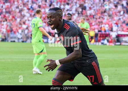 Monaco, Germania. 14th agosto, 2022. Monaco, Germania. 14th agosto, 2022. Sadio Mane (FCB 17) festeggia un gol fuori-gioco nella partita FC BAYERN München - VFL WOLFSBURG 2-0 1.German Football League il 14 agosto 2022 a Monaco di Baviera, Germania. Stagione 2022/2023, giorno 2, 1.Bundesliga, FCB, München, 2.Spieltag © Peter Schatz / Alamy Live News - LE NORMATIVE DFL VIETANO QUALSIASI USO DELLE FOTOGRAFIE come SEQUENZE DI IMMAGINI e/o QUASI-VIDEO - Credit: Peter Schatz/Alamy Live News Foto Stock