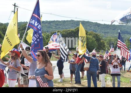 Bedminster, NJ, Stati Uniti. 14th ago, 2022. (NUOVO) sostenitori dell'ex presidente degli Stati Uniti Donald J. Trump rally e partecipare a una sfilata di veicoli vicino al Trump National Golf Club a Bedminster. 14 agosto 2022, Bedminster, NJ, USA: I sostenitori dell'ex presidente degli Stati Uniti Donald J. Trump si radunano e partecipano a una sfilata di veicoli vicino al Trump National Golf Club di Bedminster, New Jersey, per sostenere il presidente Trump a seguito del raid dell'FBI a Mar-a-Lago a Palm Beach, Florida. Credit: ZUMA Press, Inc./Alamy Live News Foto Stock