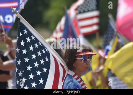 Bedminster, NJ, Stati Uniti. 14th ago, 2022. (NUOVO) sostenitori dell'ex presidente degli Stati Uniti Donald J. Trump rally e partecipare a una sfilata di veicoli vicino al Trump National Golf Club a Bedminster. 14 agosto 2022, Bedminster, NJ, USA: I sostenitori dell'ex presidente degli Stati Uniti Donald J. Trump si radunano e partecipano a una sfilata di veicoli vicino al Trump National Golf Club di Bedminster, New Jersey, per sostenere il presidente Trump a seguito del raid dell'FBI a Mar-a-Lago a Palm Beach, Florida. Credit: ZUMA Press, Inc./Alamy Live News Foto Stock