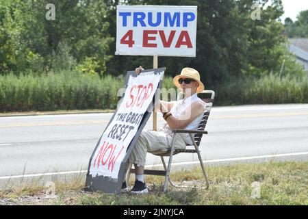 Bedminster, NJ, Stati Uniti. 14th ago, 2022. (NUOVO) sostenitori dell'ex presidente degli Stati Uniti Donald J. Trump rally e partecipare a una sfilata di veicoli vicino al Trump National Golf Club a Bedminster. 14 agosto 2022, Bedminster, NJ, USA: I sostenitori dell'ex presidente degli Stati Uniti Donald J. Trump si radunano e partecipano a una sfilata di veicoli vicino al Trump National Golf Club di Bedminster, New Jersey, per sostenere il presidente Trump a seguito del raid dell'FBI a Mar-a-Lago a Palm Beach, Florida. Credit: ZUMA Press, Inc./Alamy Live News Foto Stock