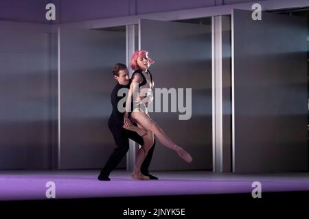 Edimburgo, Regno Unito. 13th ago, 2022. Lo Scottish Ballet debutta stasera a Coppelia al Festival Internazionale di Edimburgo, che utilizza le riprese dal vivo e le proiezioni per far parte del set. Alamy Live News/Tom Duffin. Foto Stock