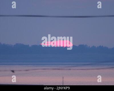 Sheerness, Kent, Regno Unito. 14th ago, 2022. UK Weather: Tramonto a Sheerness, Kent in una serata tranquilla. Credit: James Bell/Alamy Live News Foto Stock