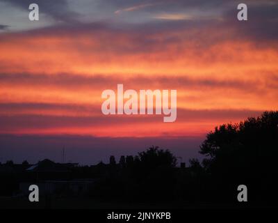 Sheerness, Kent, Regno Unito. 14th ago, 2022. UK Weather: Tramonto a Sheerness, Kent in una serata tranquilla. Credit: James Bell/Alamy Live News Foto Stock