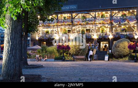 St Katherines Dock, Londra, 2022. Il Dickens Inn è una popolare casa pubblica situata vicino alla Torre di Londra, è una struttura in legno e coperta Foto Stock