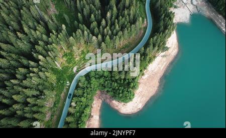 Strada di montagna e lago smeraldo Foto Stock