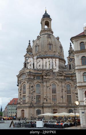 Dresda, Sassonia, Germania, 10 luglio 2022 Vecchia chiesa storica di nostra Signora nel centro della città Foto Stock