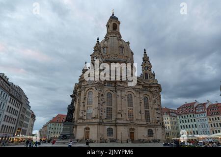 Dresda, Sassonia, Germania, 10 luglio 2022 Vecchia chiesa storica di nostra Signora nel centro della città Foto Stock