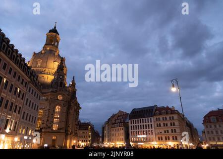 Dresda, Sassonia, Germania, 10 luglio 2022 Piazza del mercato nel centro storico di notte Foto Stock