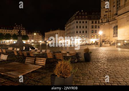 Dresda, Sassonia, Germania, 10 luglio 2022 Piazza del mercato nel centro storico di notte Foto Stock