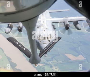 La 117th Air Refueling Wing conduce un volo Employer Support of the Guard and Reserve (ESGR) Boss alla Sumpter Smith Joint National Guard base, Alabama, 10 agosto 2022. Il volo è stato per i datori di lavoro dei membri del 117th ARW. Gli airmen hanno nominato i loro capi per il volo. (US Air National Guard foto di Master Sgt. Jeremy Farson) Foto Stock