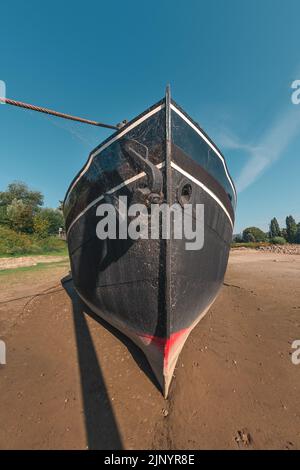 Le barche si asciugano sulla sabbia a causa del tempo secco nei Paesi Bassi (fiume Nederijn) Foto Stock