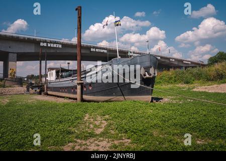 Le barche si asciugano sulla sabbia a causa del tempo secco nei Paesi Bassi (fiume Nederijn) Foto Stock