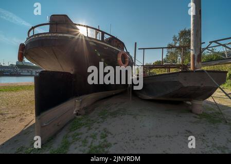 Grave siccità nei Paesi Bassi, che ha causato le barche a sdraiarsi sulla sabbia. Agosto 2022 Foto Stock