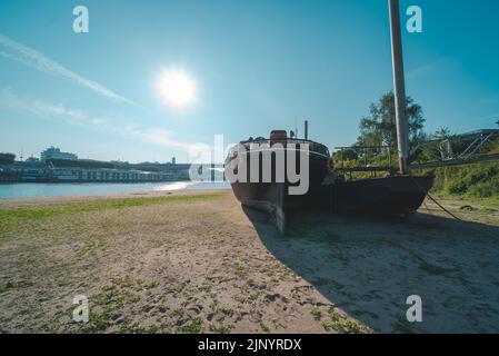 Le barche si asciugano sulla sabbia a causa del tempo secco nei Paesi Bassi (fiume Nederijn) Foto Stock
