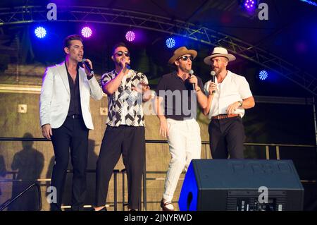 Chester, Regno Unito. 13th ago, 2022. Gli overtones, Artisti esibiscono per Chester Pride 10th Anniversary (Terry Scott/SPP) Credit: SPP Sport Press Photo. /Alamy Live News Foto Stock