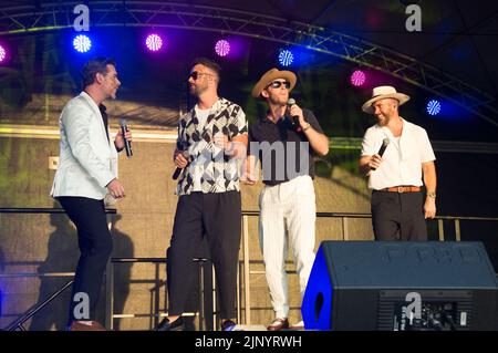 Chester, Regno Unito. 13th ago, 2022. Gli overtones, Artisti esibiscono per Chester Pride 10th Anniversary (Terry Scott/SPP) Credit: SPP Sport Press Photo. /Alamy Live News Foto Stock