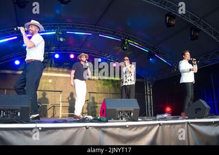 Chester, Regno Unito. 13th ago, 2022. Gli overtones, Artisti esibiscono per Chester Pride 10th Anniversary (Terry Scott/SPP) Credit: SPP Sport Press Photo. /Alamy Live News Foto Stock