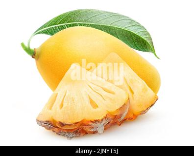 Frutta gialla di mango e pezzi di ananas isolati su sfondo bianco Foto Stock