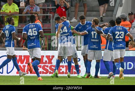 I giocatori di Genk festeggiano dopo aver segnato durante una partita di calcio tra SV Zulte-Waregem e KRC Genk, domenica 14 agosto 2022 a Waregem, il giorno 4 della prima divisione del campionato belga della 'Jupiler Pro League' 2022-2023. FOTO DI BELGA DAVID CATRY Foto Stock