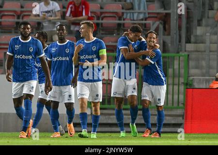 I giocatori di Genk festeggiano dopo aver segnato durante una partita di calcio tra SV Zulte-Waregem e KRC Genk, domenica 14 agosto 2022 a Waregem, il giorno 4 della prima divisione del campionato belga della 'Jupiler Pro League' 2022-2023. FOTO DI BELGA DAVID CATRY Foto Stock