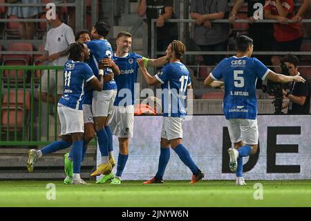 I giocatori di Genk festeggiano dopo aver segnato durante una partita di calcio tra SV Zulte-Waregem e KRC Genk, domenica 14 agosto 2022 a Waregem, il giorno 4 della prima divisione del campionato belga della 'Jupiler Pro League' 2022-2023. FOTO DI BELGA DAVID CATRY Foto Stock