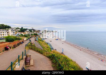 Vista panoramica che guarda ad ovest lungo la baia curva della spiaggia a Budleigh Salterton, una piccola città costiera incontaminata della Jurassic Coast nel Devon orientale Foto Stock